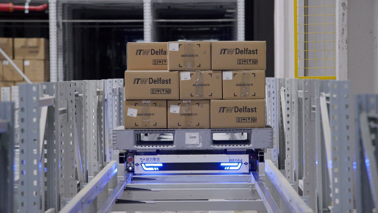一台车跑遍全仓库：原力聚合托盘四向车如何做到？