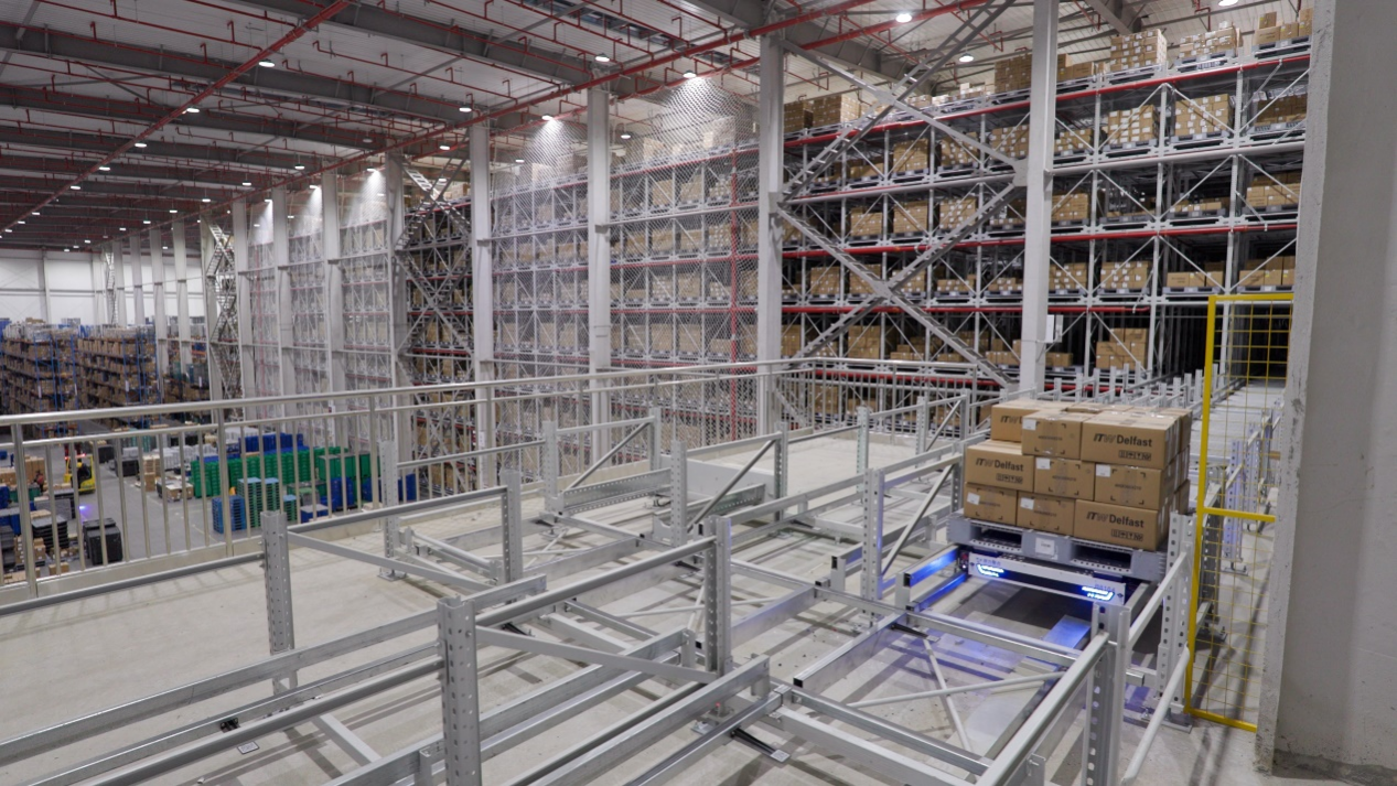 技术硬核：原力聚合四向穿梭车以AI算法重构仓储