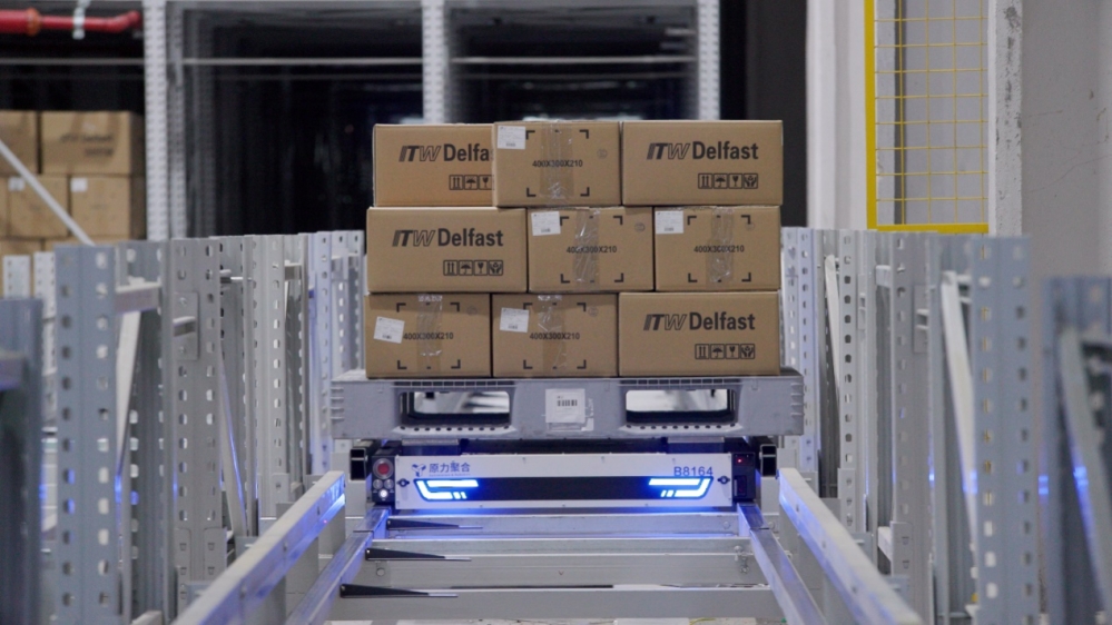 托盘四向车机器人不是叉车也不是AGV：原力聚合重新定义仓储搬运体